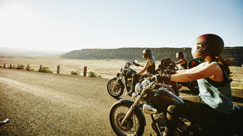 Группа женских мотоциклистов, едущих в группе