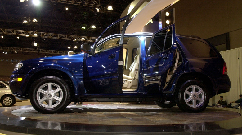 Oldsmobile Bravada Sup в 2001 году в Нью -Йорке автосалон, боковой профиль, дверь открыт