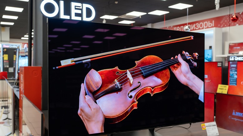 Samsung OLED TV на выставке в магазине электроники