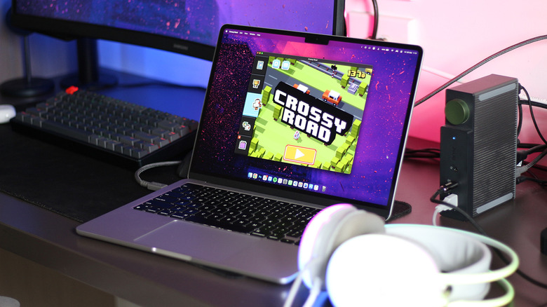 Играя в аркадную игру на MacBook