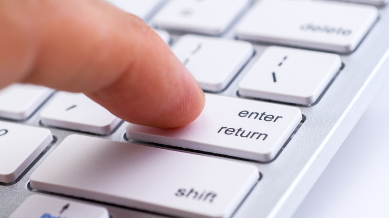 Нажатие пальца к клавишу Enter