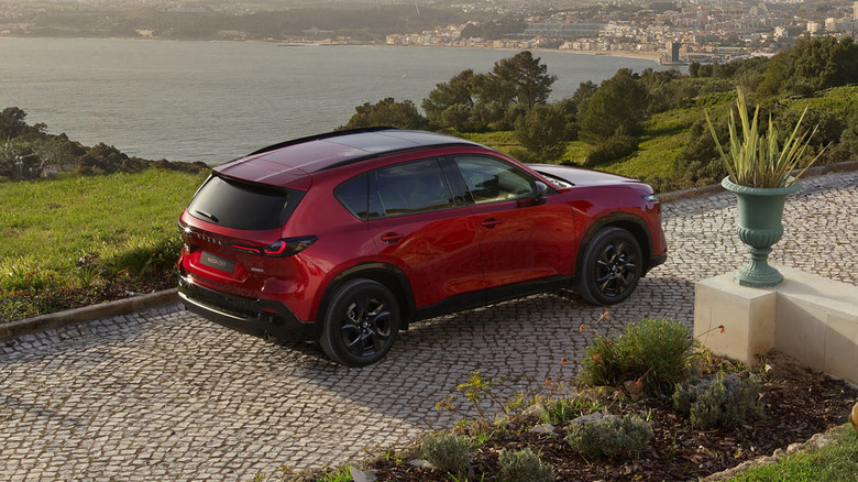 2026 Mazda CX-5 припаркована на мощной дороге
