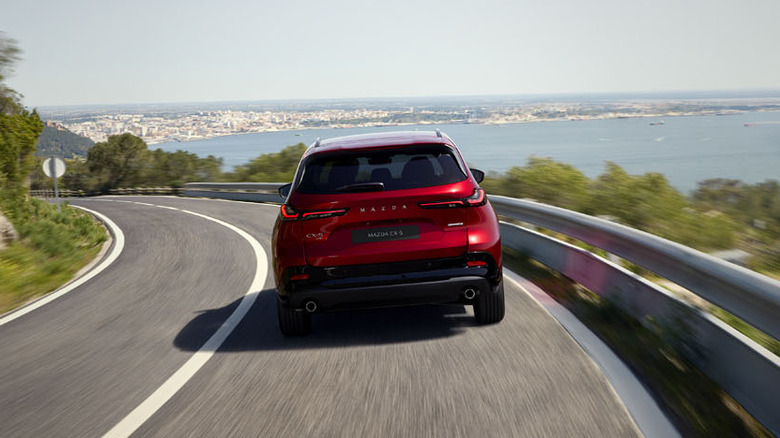 2026 Mazda CX-5 ездит по прибрежной дороге