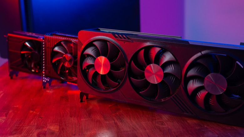 Несколько графических процессоров держатся рядом друг с другом