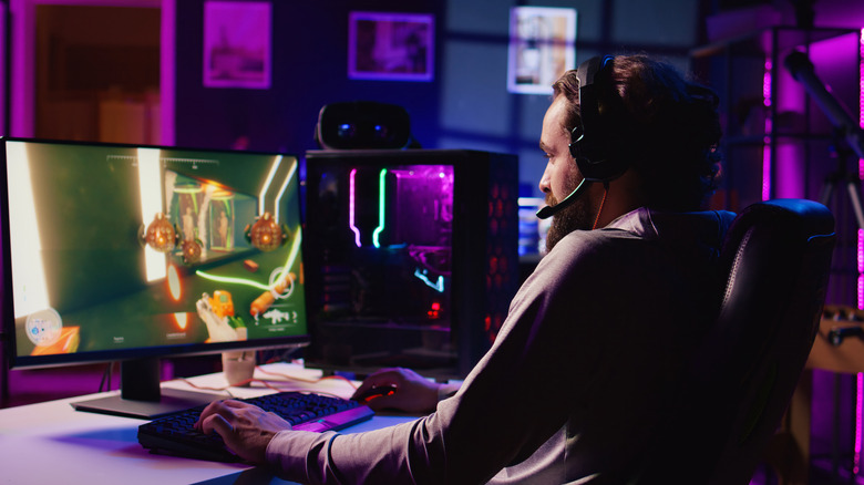 Геймер играет в игру на ПК