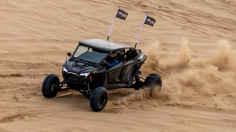 Polaris бок о бок в песчаных дюнах