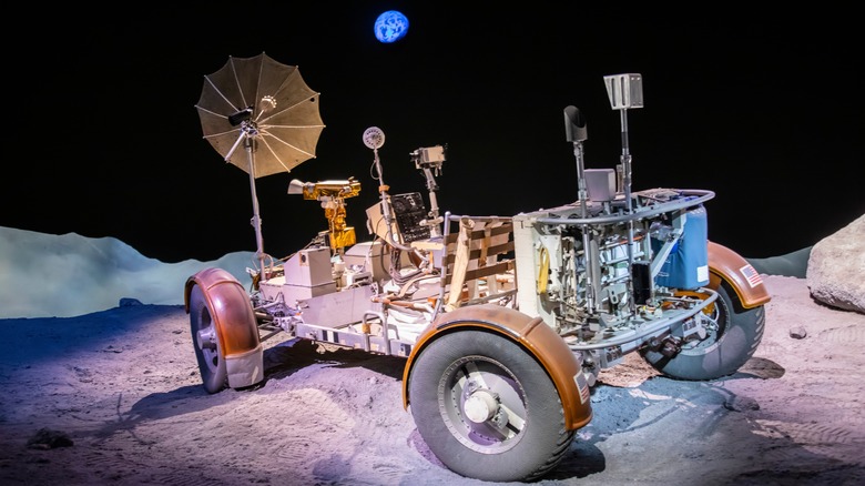 Лунородное автомобиль НАСА, выставленное в космическом центре в Хьюстоне, штат Техас.