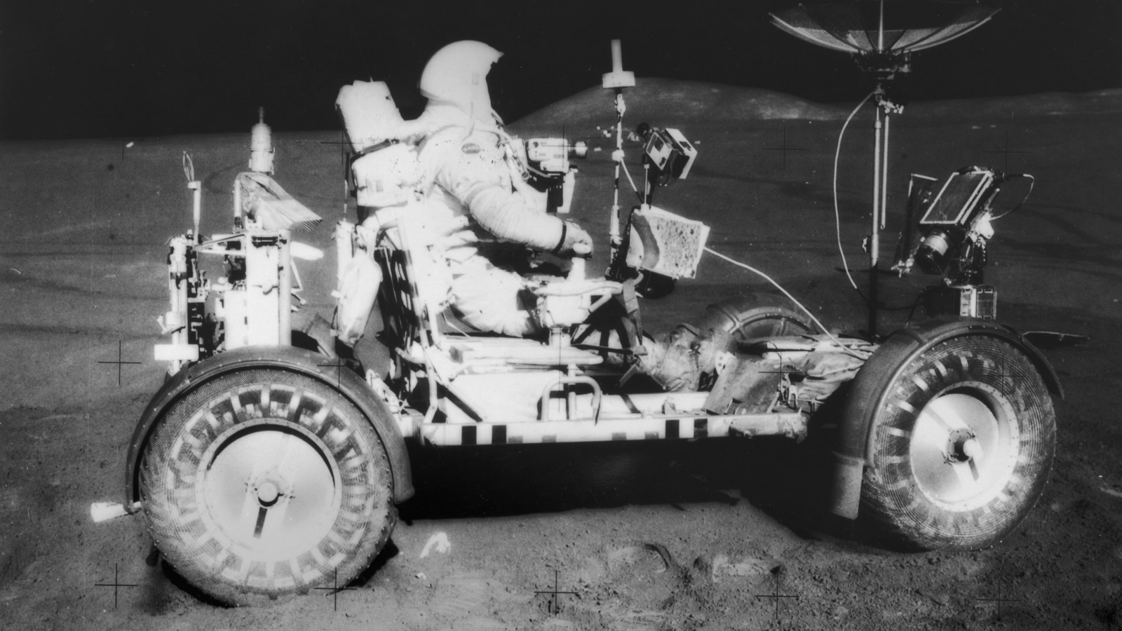 Кто сделал шины для первого лунного ровера и из чего они были сделаны?