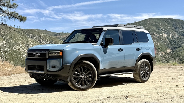 Toyota Land Cruiser припарковался на бездорожье