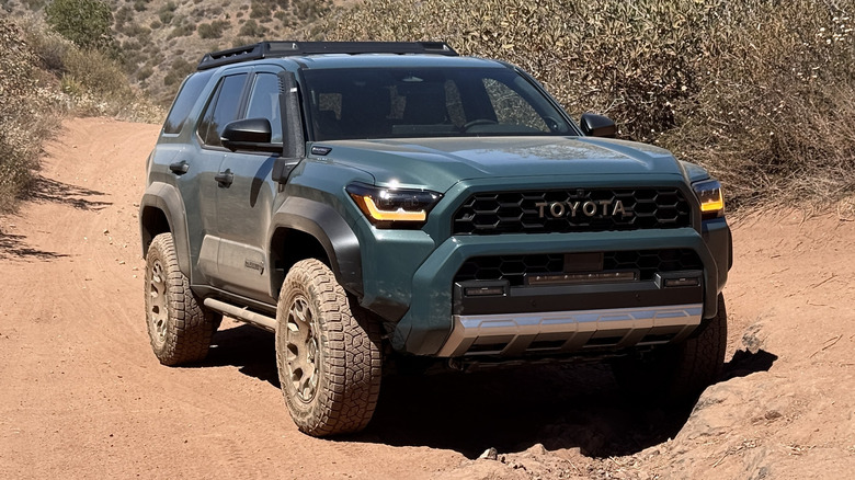 Toyota 4runner Trailhunter припаркована на бездорожье