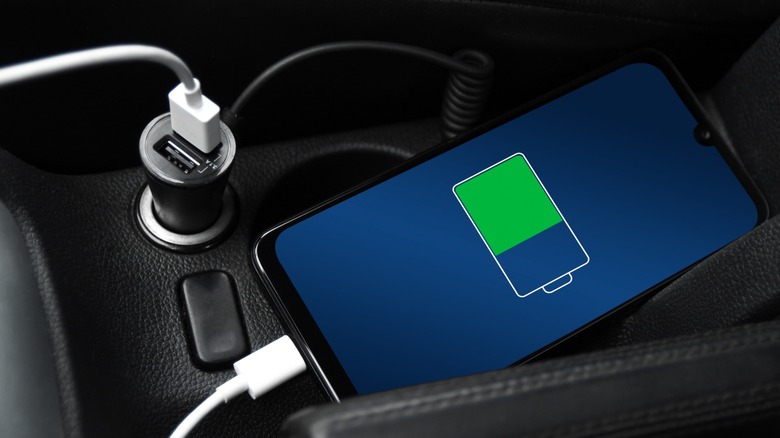 Крупный план зарядки смартфона внутри автомобиля