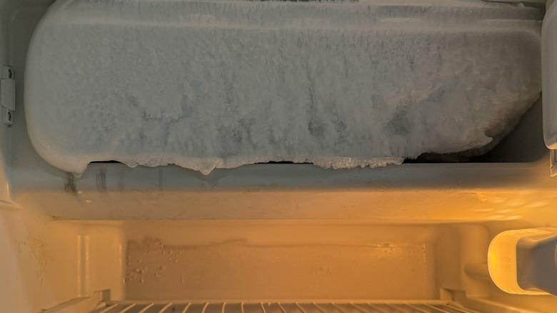 Морозильник, полный льда.