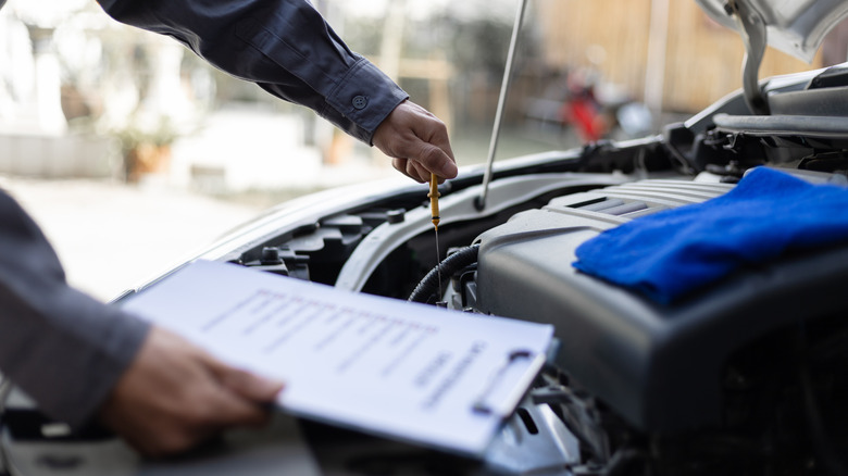 Механик выполняет обслуживание двигателя