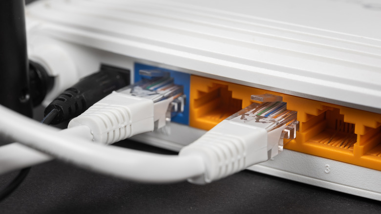 Кабели Ethernet подключены к сетевому маршрутизатору