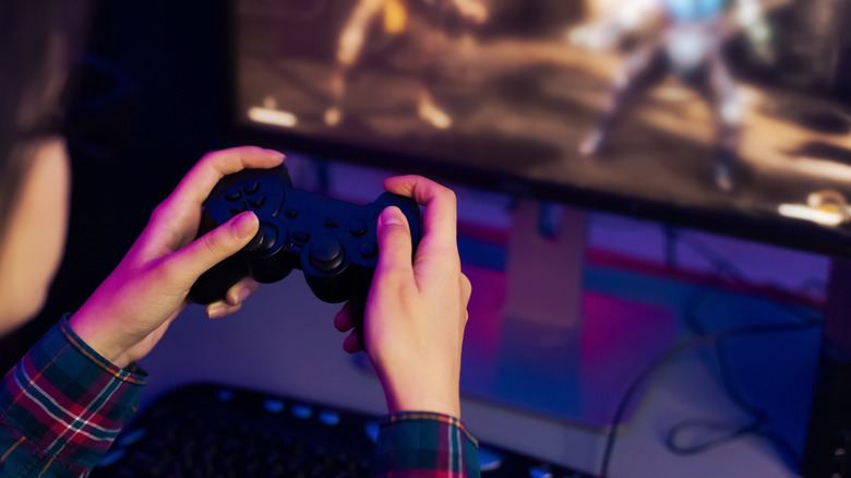 Человек, использующий игровой контроллер