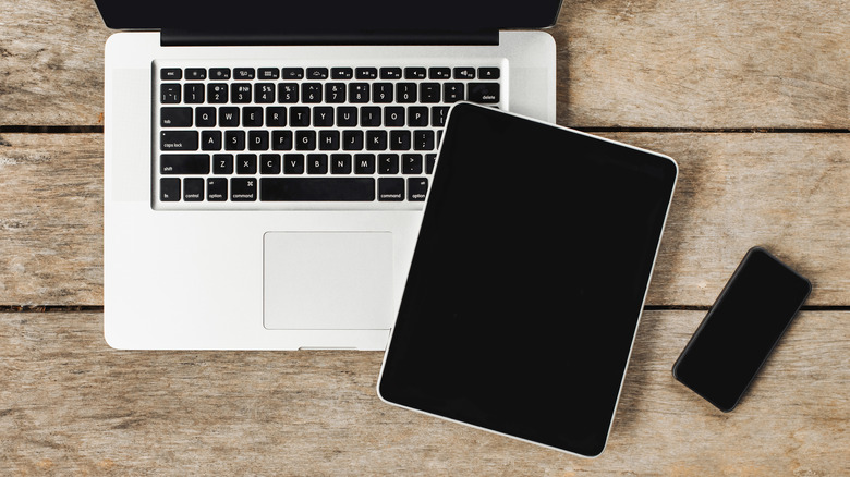 Планшет ноутбука и смартфон