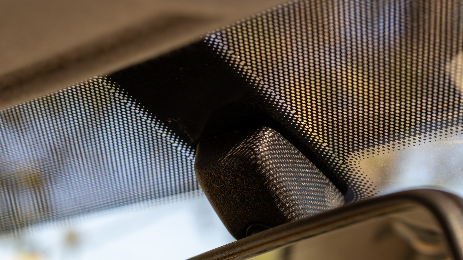 Для чего нужны черные точки на Windows & Windshields?