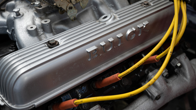 Крупный план большого блока двигателя Buick V8