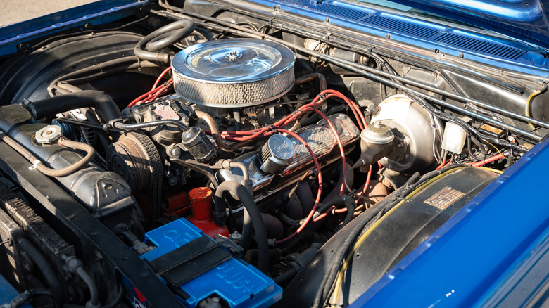 Двигатель большого блока V8 под капотом Dodge Polara