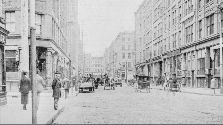 Черно -белая фотография Бостона, Массачусетс, США с вагонами на дороге