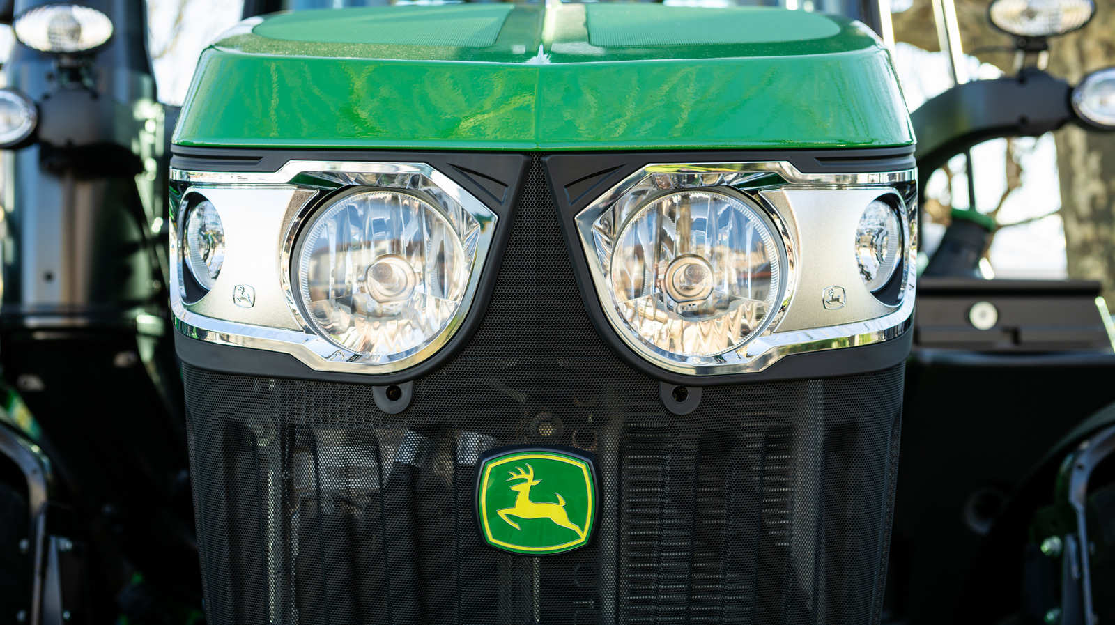 Кто владеет Джоном Диром сегодня, и где делают его тракторы и косилки?