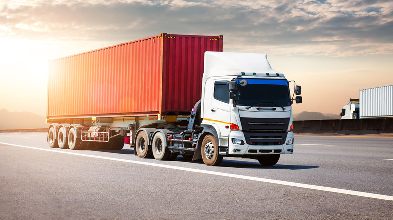 Полу грузовика в движении