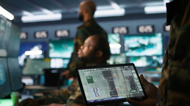 Военный командный центр с несколькими компьютерными мониторами