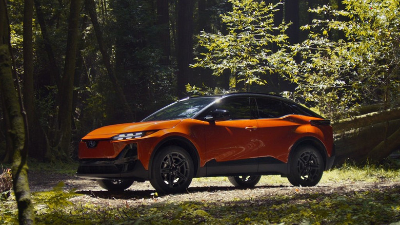 2026 Subaru Uncharted EV, припаркованный в лесу