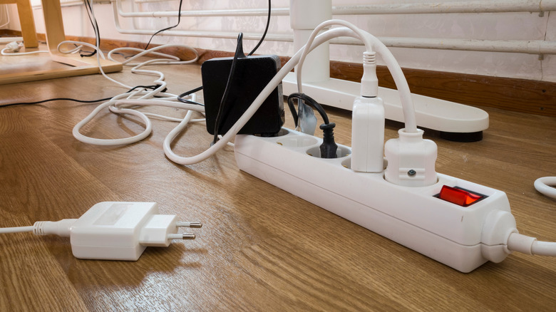 Несколько зарядных устройств подключены к Power Strip