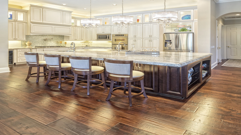 куча огней, установленная на кухне