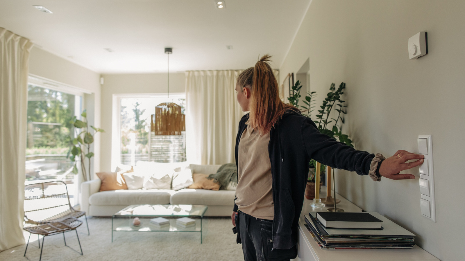 5 возможных причин, по которым ваш выключатель света гудит (и как его исправить)