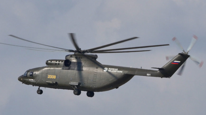 Mil Mi-26 Flying с фона серого неба