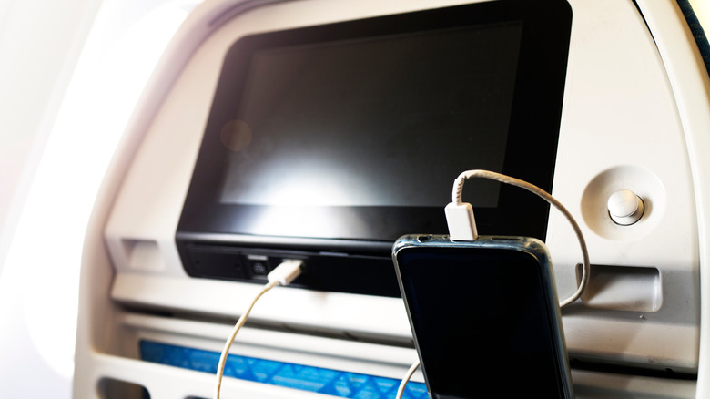 Зарядка мобильного телефона за сиденьем в самолете