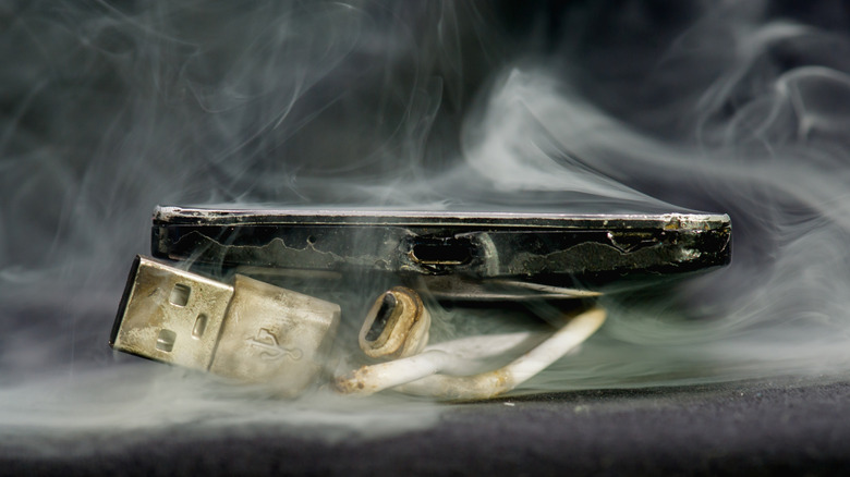 Мобильный телефон сгорел и курит от неисправной зарядки