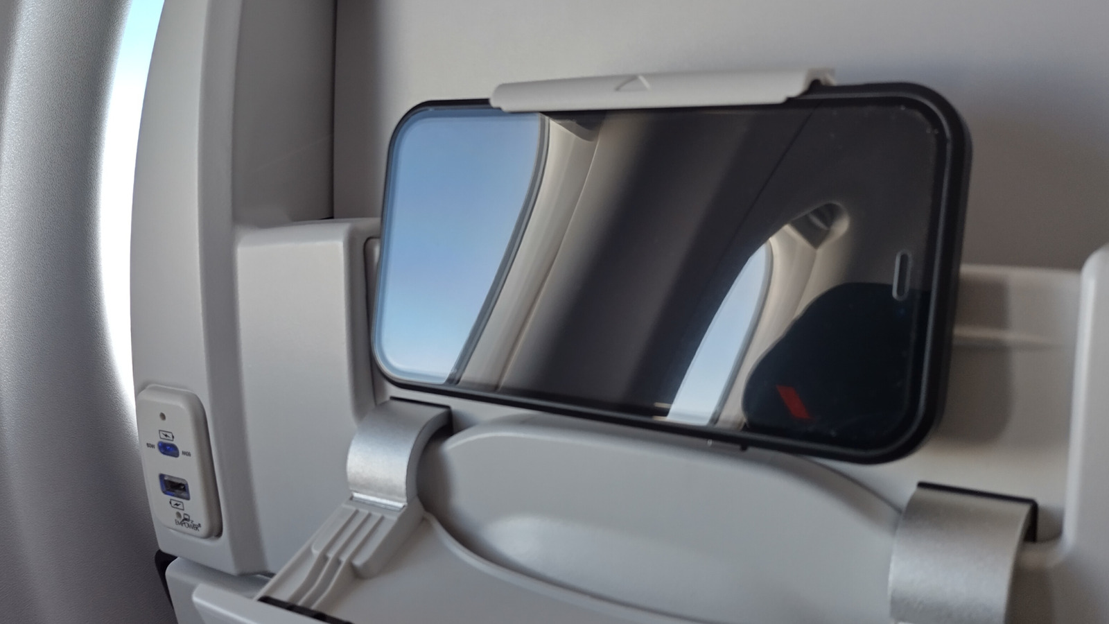 Безопасно ли подключить зарядное устройство для вашего телефона к выходу питания на самолете?