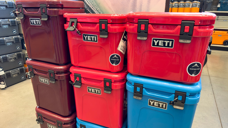 Кулеры Yeti сложены друг на друга.