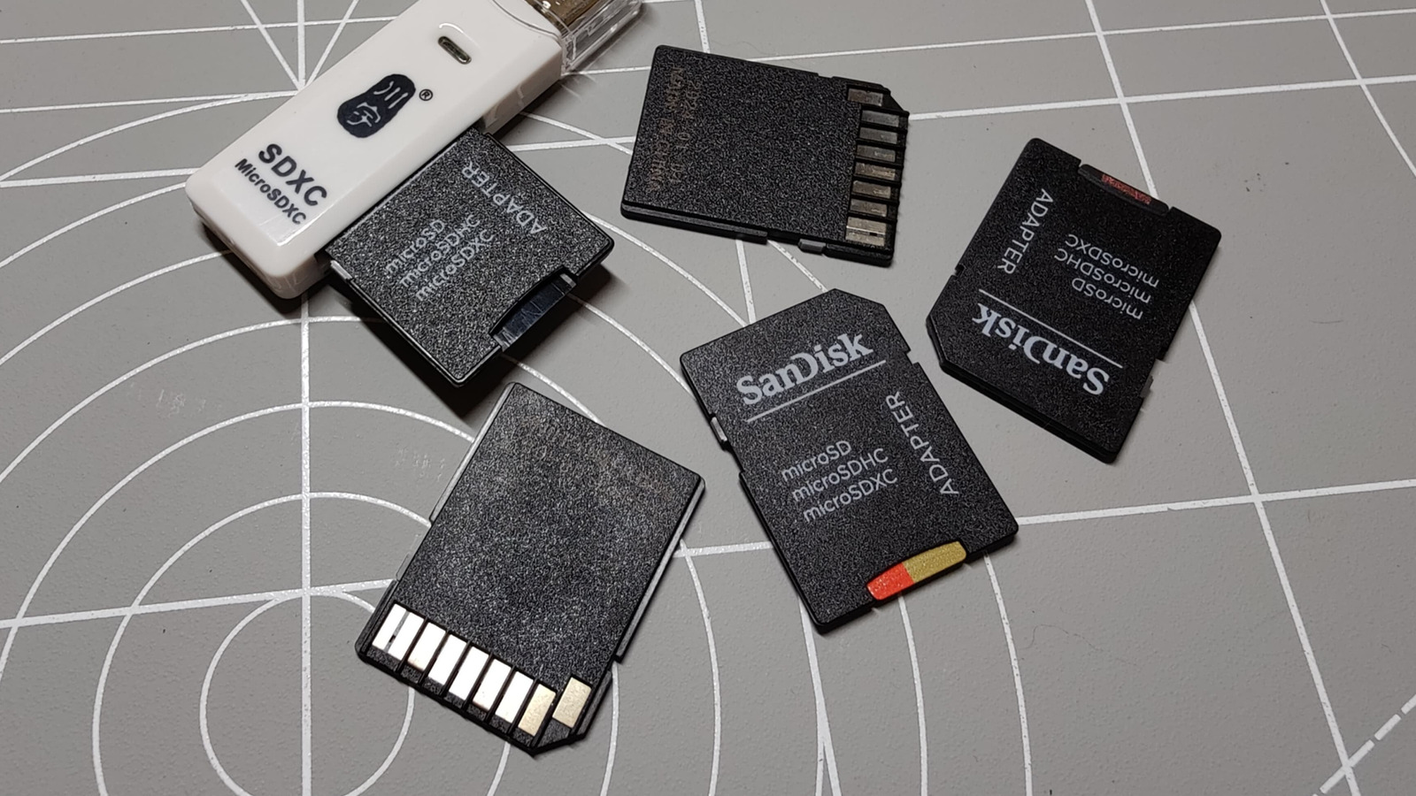 Вы когда -нибудь замечали маленький переключатель на SD -карте? Вот для чего это