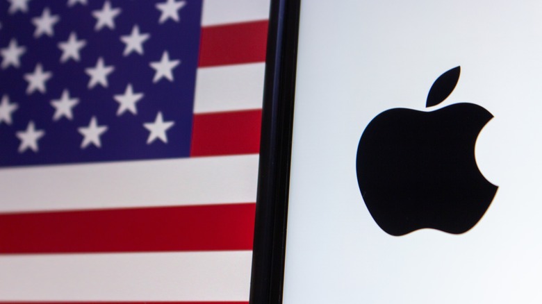 Логотип Apple вместе с флагом США