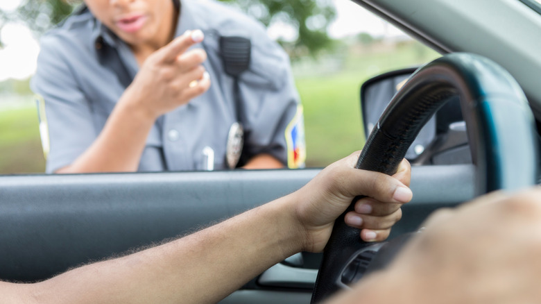 Человек, которого остановили для ускорения, руками на руле