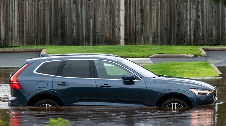 Внедорожник проезжает через наводнение