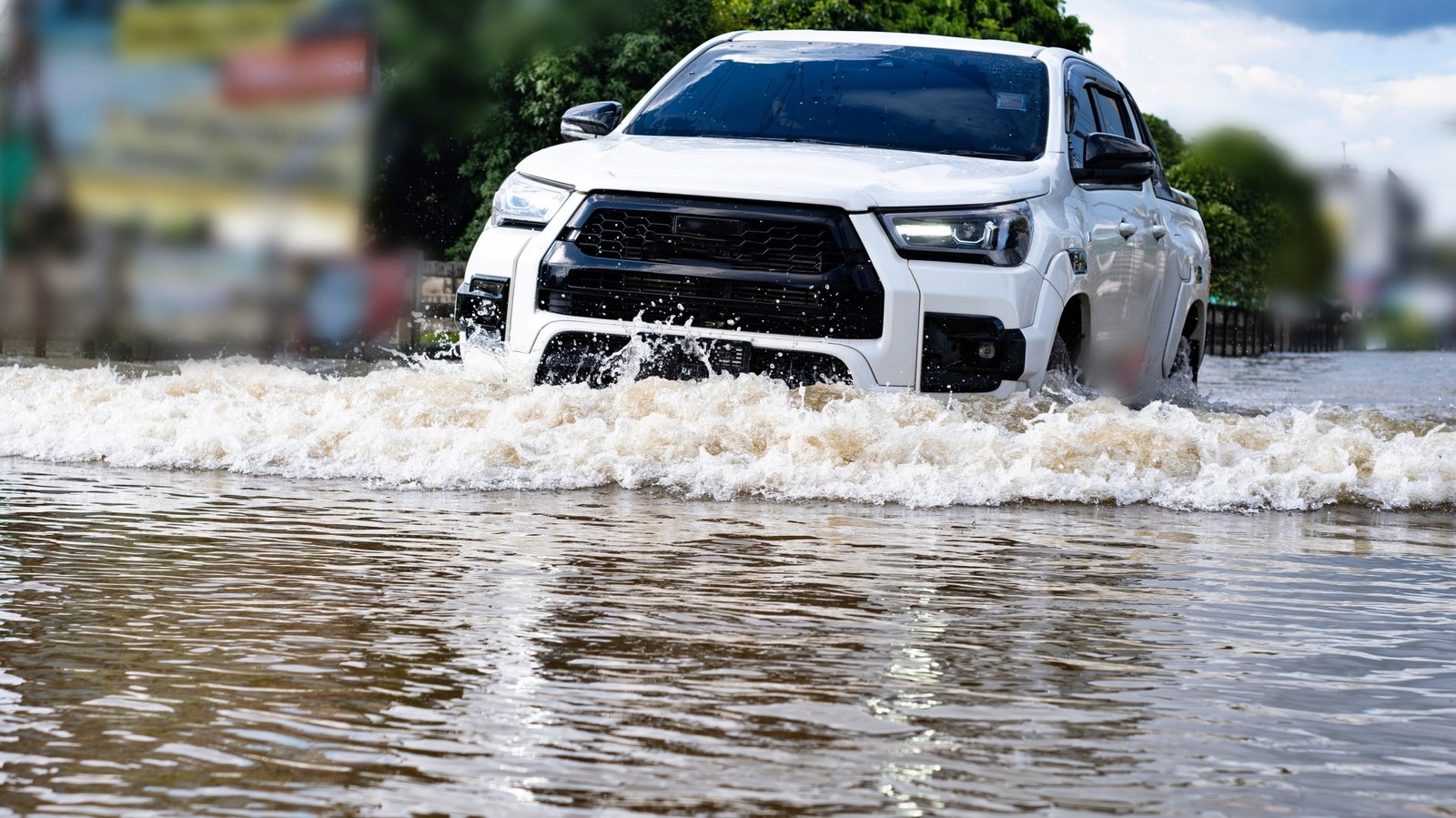 Не будь человеком, который пытается проехать через наводнение - это сколько ущерб может нанести