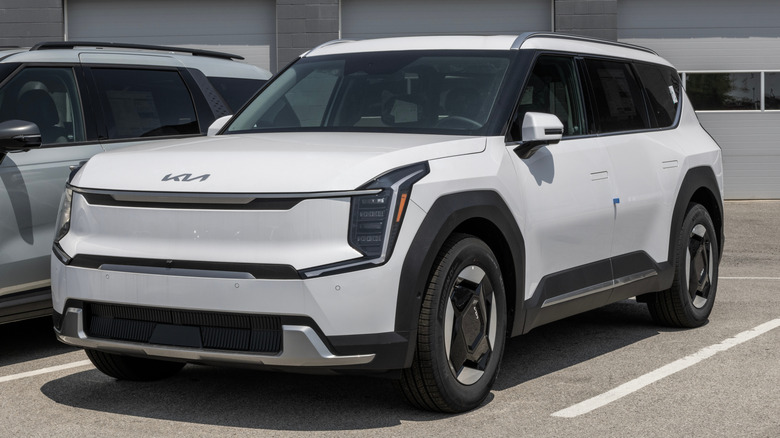 Kia EV9 припаркован снаружи