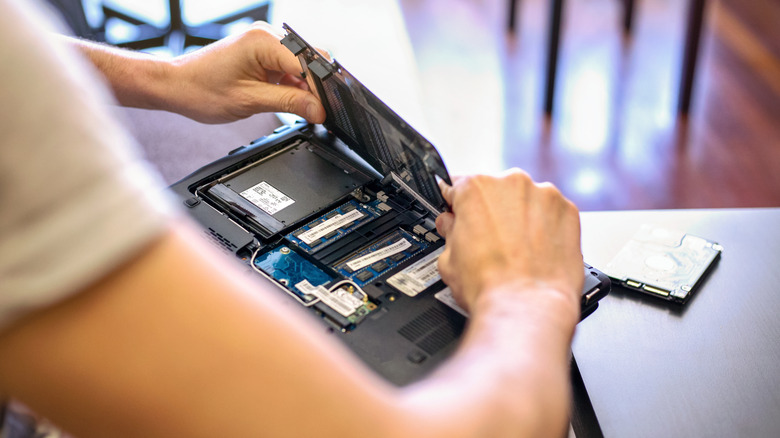 Человек, закрывающий ноутбук