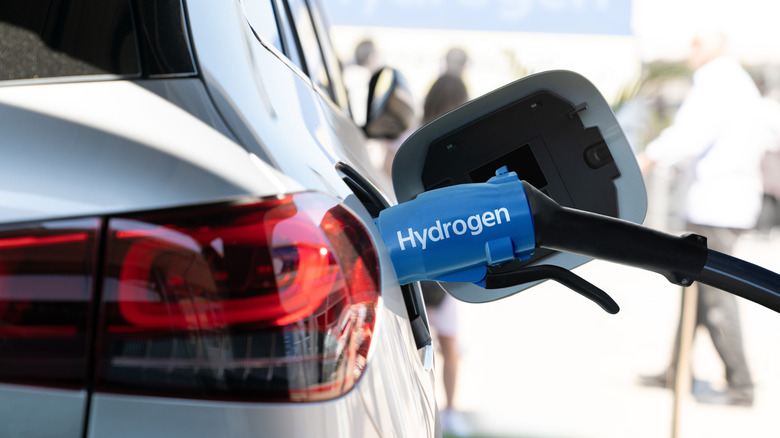 насос с водородным топливом в автомобиле