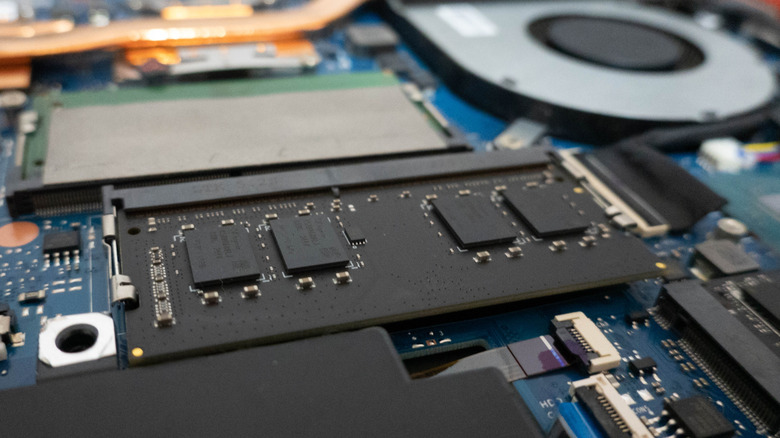 Материнская плата игрового ноутбука, показывающая память о случайном доступе (ОЗУ)