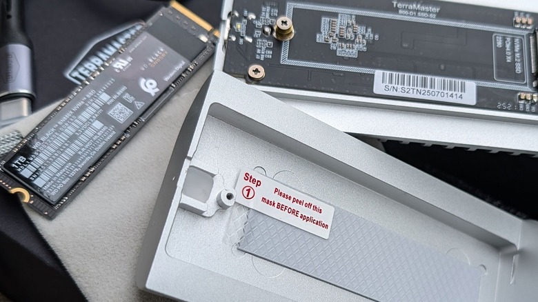 Terramaster SSD корпус с SSD поблизости и тепловой пастой.