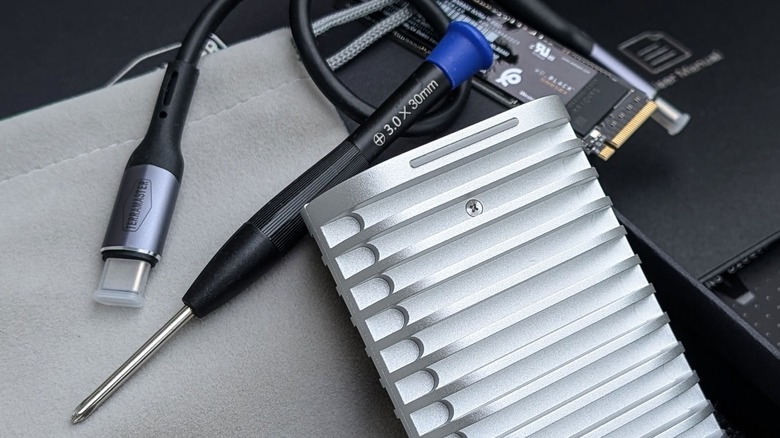 Отвертка и шнур USB-C с SSD и корпусом.