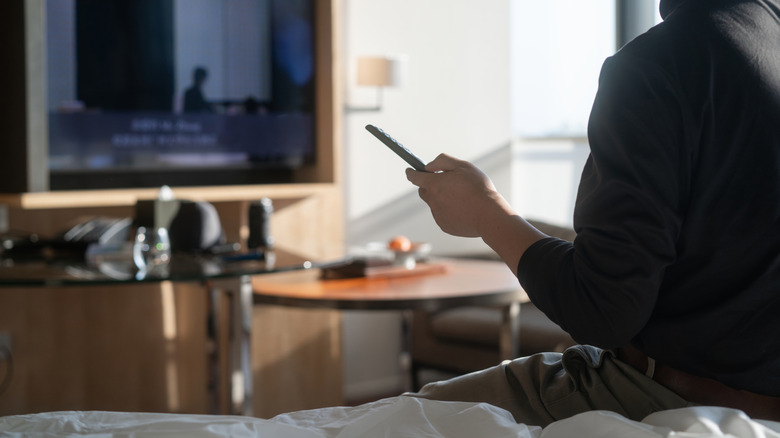 Человек смотрит телевизор отеля