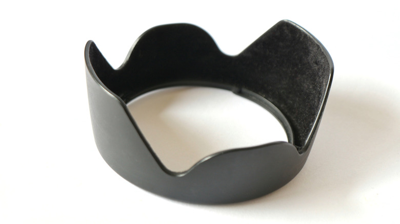 Капюшона объектива на белом фоне.