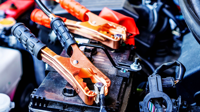 Джемпер -кабельные зажимы, прикрепленные к батарею.